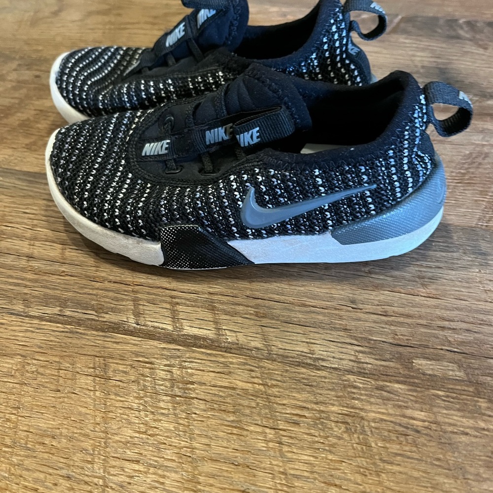 Nike toddler slip on sneakers